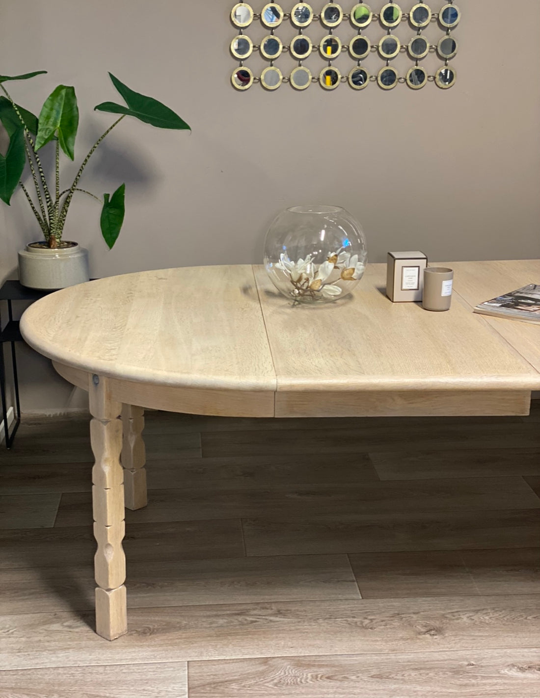 Gammelt og slitt eikebord ble som nytt i moderne stil