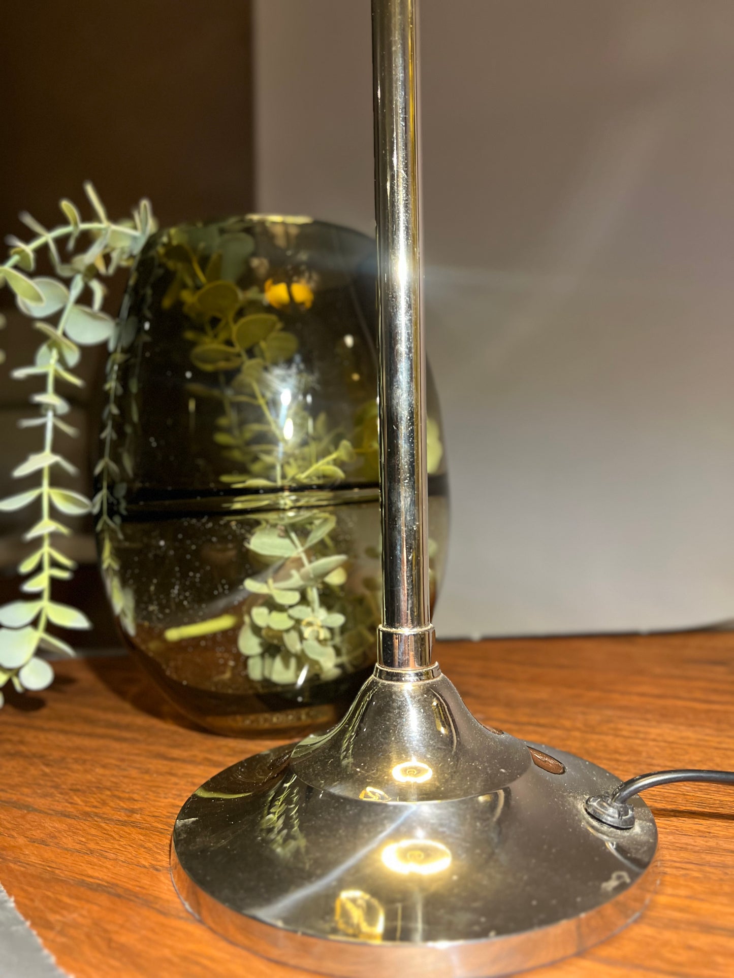 Bordlampe - Krom & skinnimitasjon