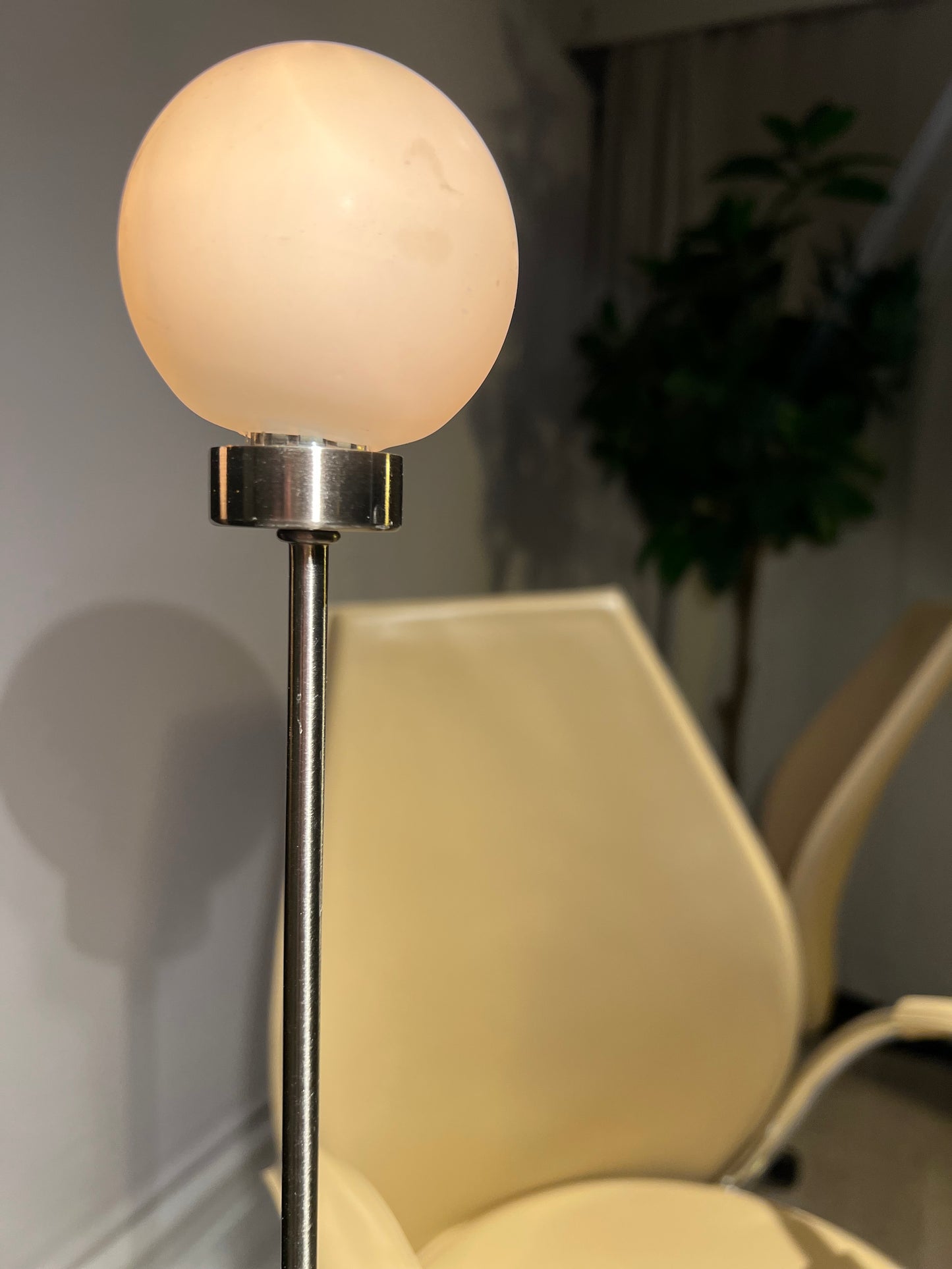 Snowball- Gulvlamper - Kvalitetsbrukt Møbel fra Hjembruket AS på Hjembruket
