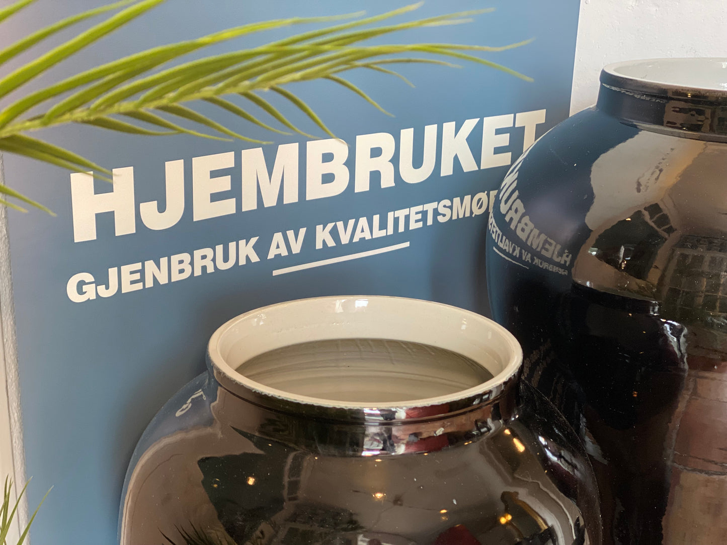 Eksklusive NYE urner - Golden Dragon. - Kvalitetsbrukt Møbel fra Hjembruket på Hjembruket