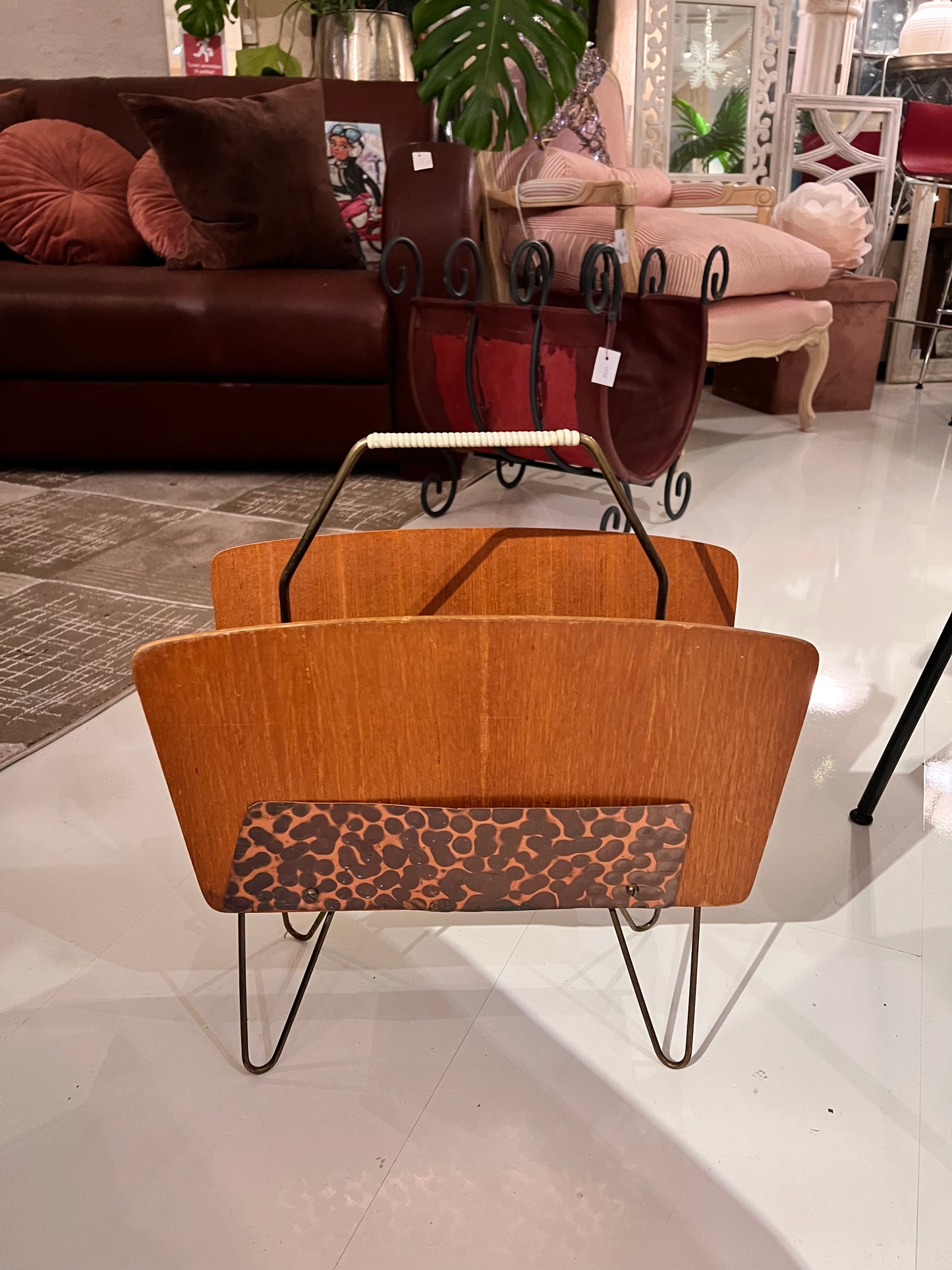 Magasin holder Teak - Kvalitetsbrukt Møbel fra Hjembruket AS på Hjembruket