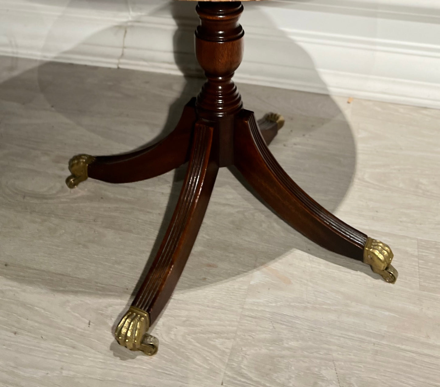 Mahogni sidebord løveføtter - Kvalitetsbrukt Møbel fra Hjembruket AS på Hjembruket