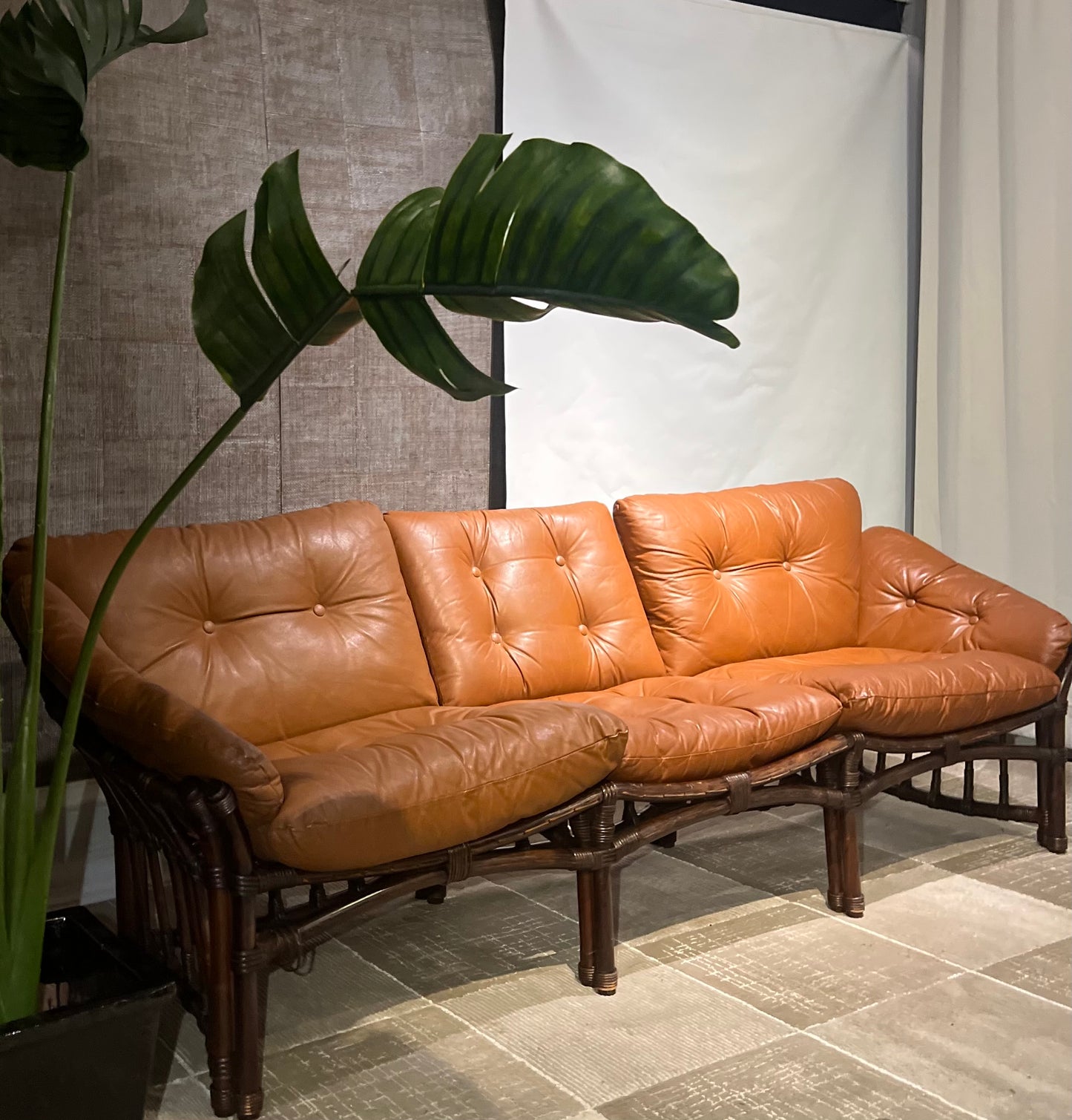 Mid Century skinnsofa - Kvalitetsbrukt Møbel fra Hjembruket AS på Hjembruket