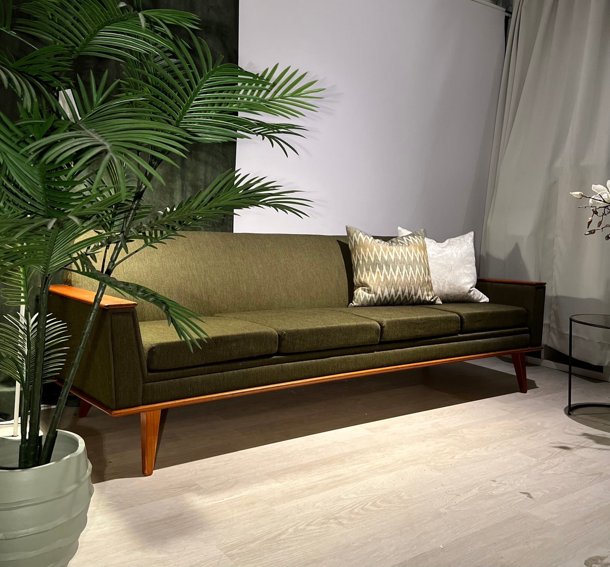 Retro- Sofa 4-seat - Kvalitetsbrukt Møbel fra Hjembruket AS på Hjembruket