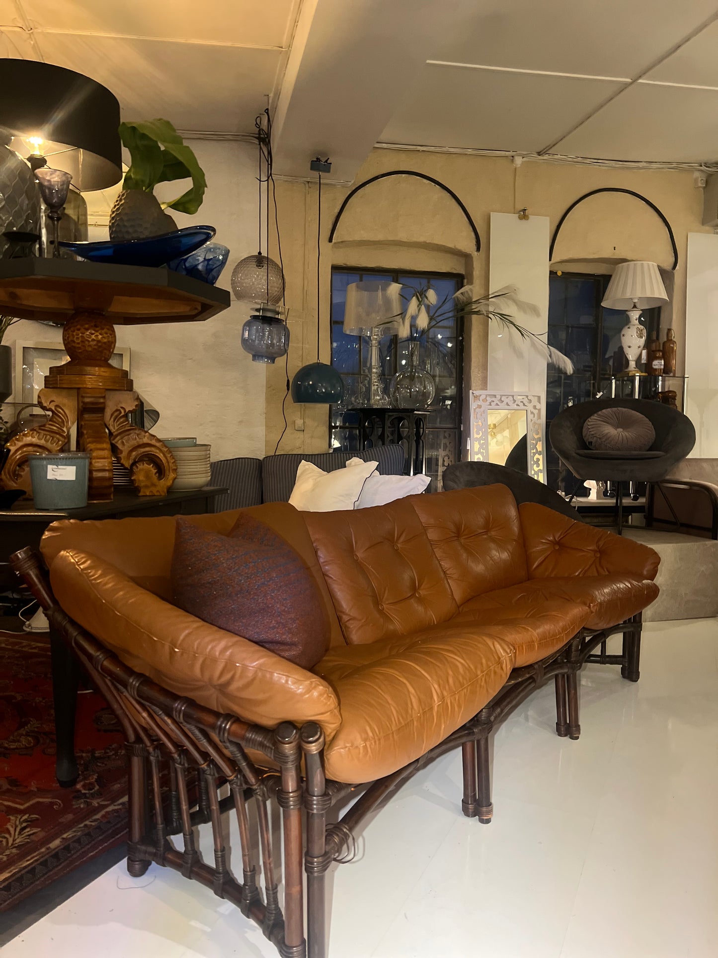 Vintage sofa - Skinn/ bambus - Kvalitetsbrukt Møbel fra Hjembruket AS på Hjembruket