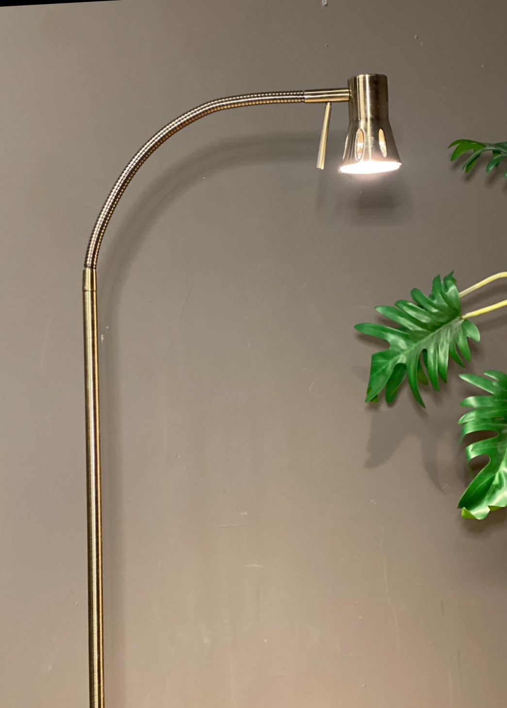 Stilren vintage stålampe - Kvalitetsbrukt Møbel fra Hjembruket på Hjembruket