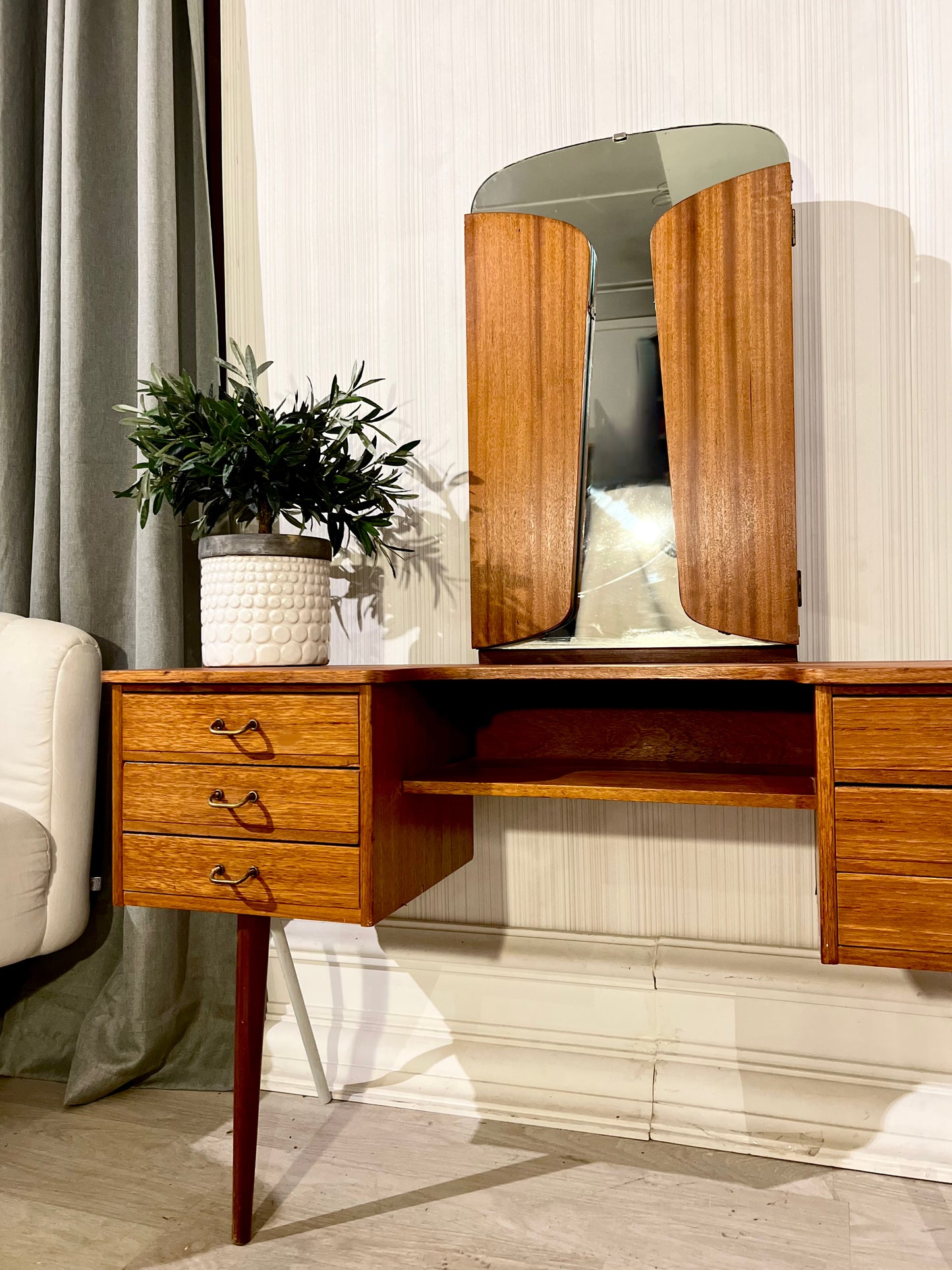Sminkebord Teak - Kvalitetsbrukt Møbel fra Hjembruket AS på Hjembruket