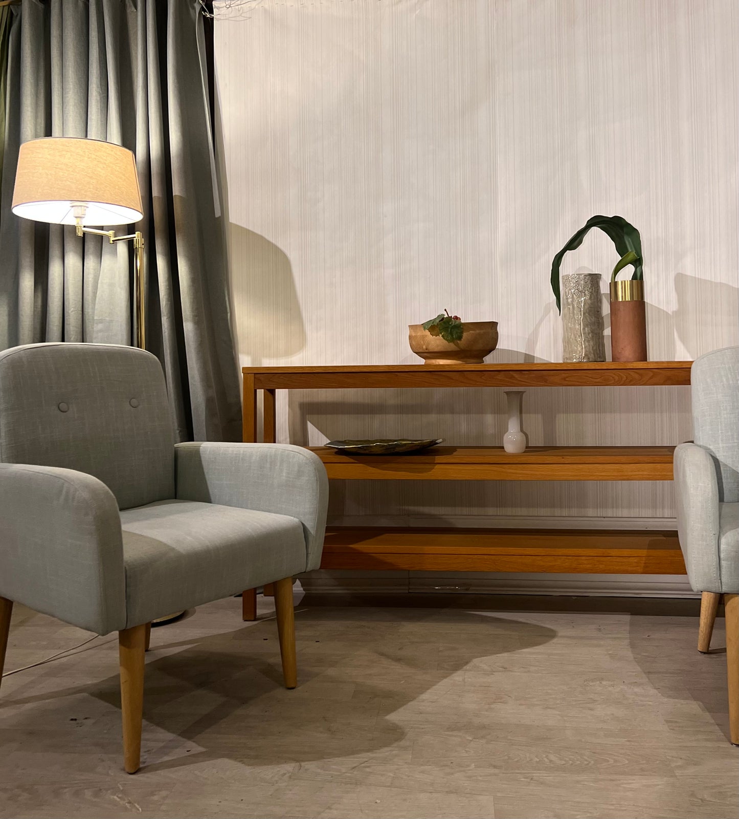 Stilrent konsollbord Eik . - Kvalitetsbrukt Møbel fra Hjembruket AS på Hjembruket