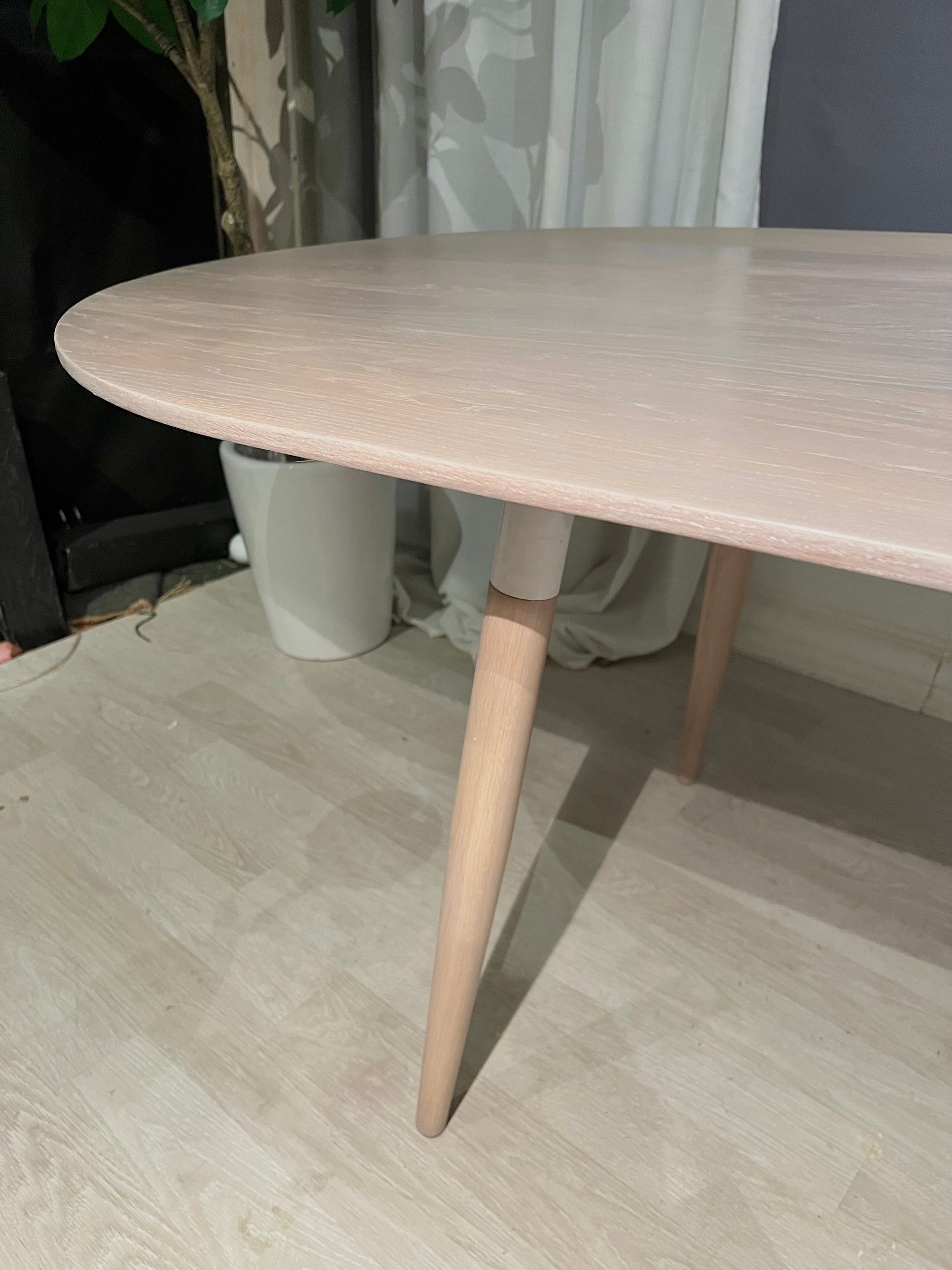 Spisebord Eik - Elipse - Kvalitetsbrukt Møbel fra Hjembruket AS på Hjembruket