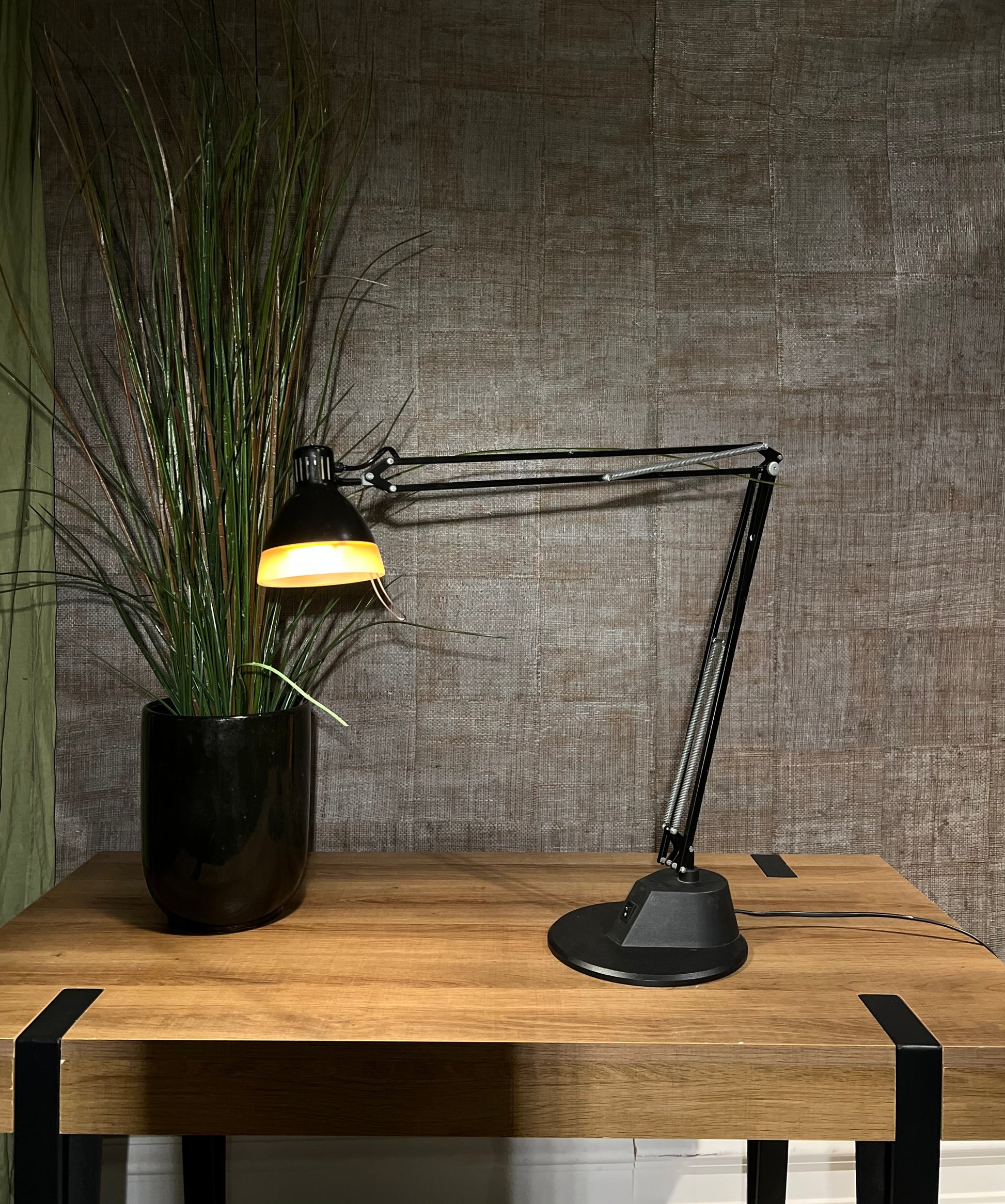 Skrivebordslampe Luxo L2001 / H50 - Kvalitetsbrukt Møbel fra Hjembruket AS på Hjembruket