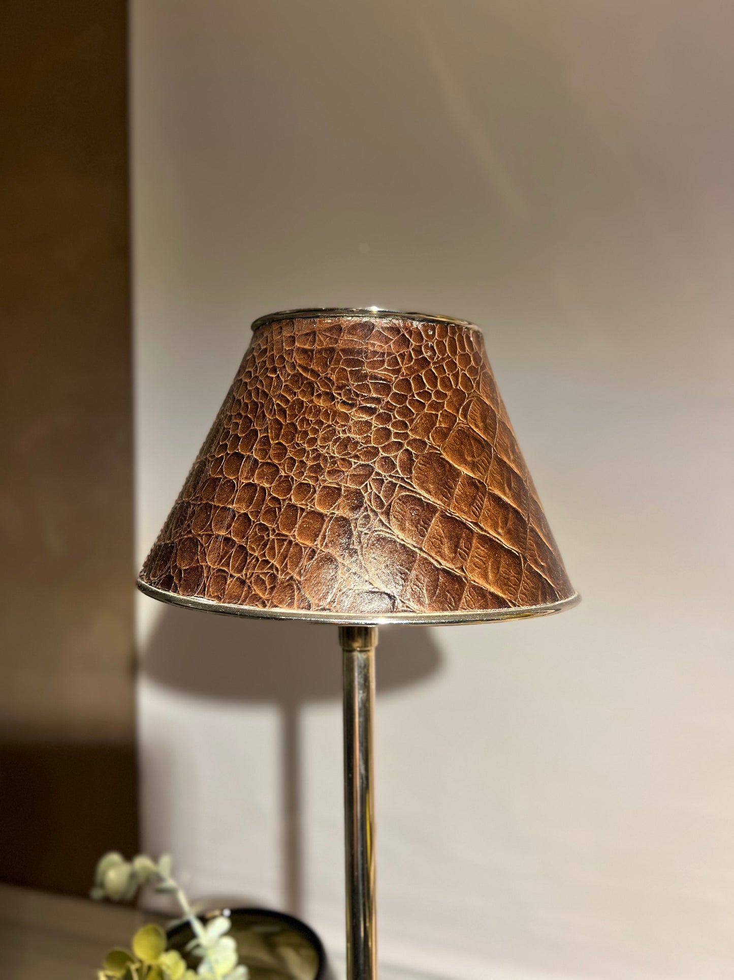Bordlampe - Krom & skinnimitasjon