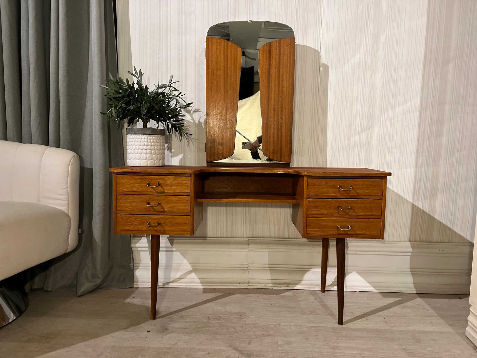 Sminkebord Teak - Kvalitetsbrukt Møbel fra Hjembruket AS på Hjembruket
