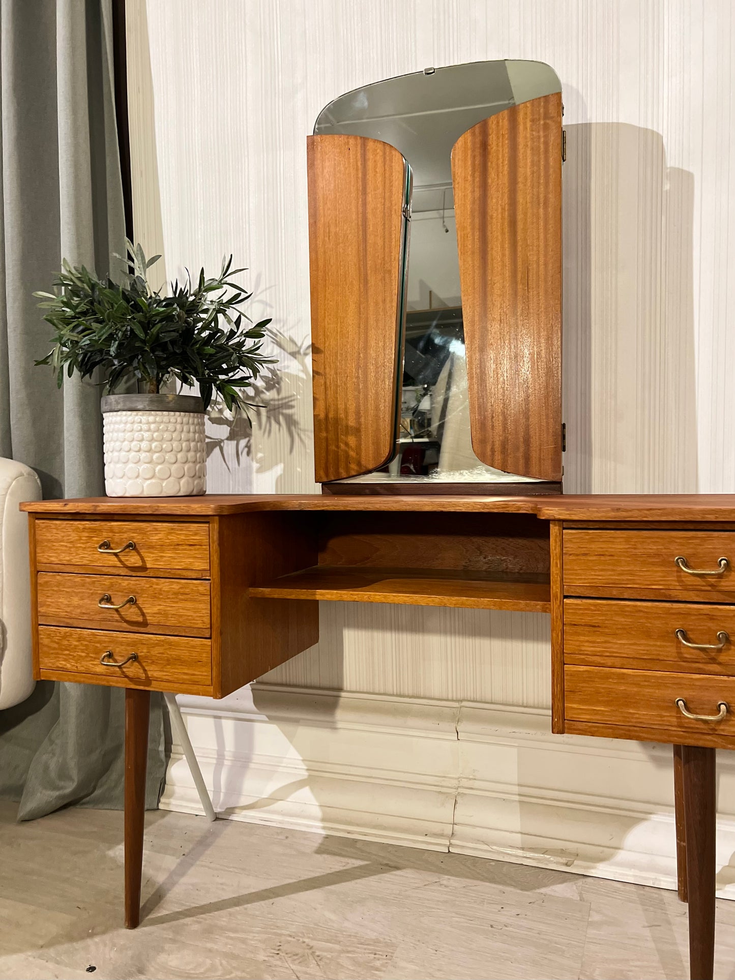 Sminkebord Teak - Kvalitetsbrukt Møbel fra Hjembruket AS på Hjembruket