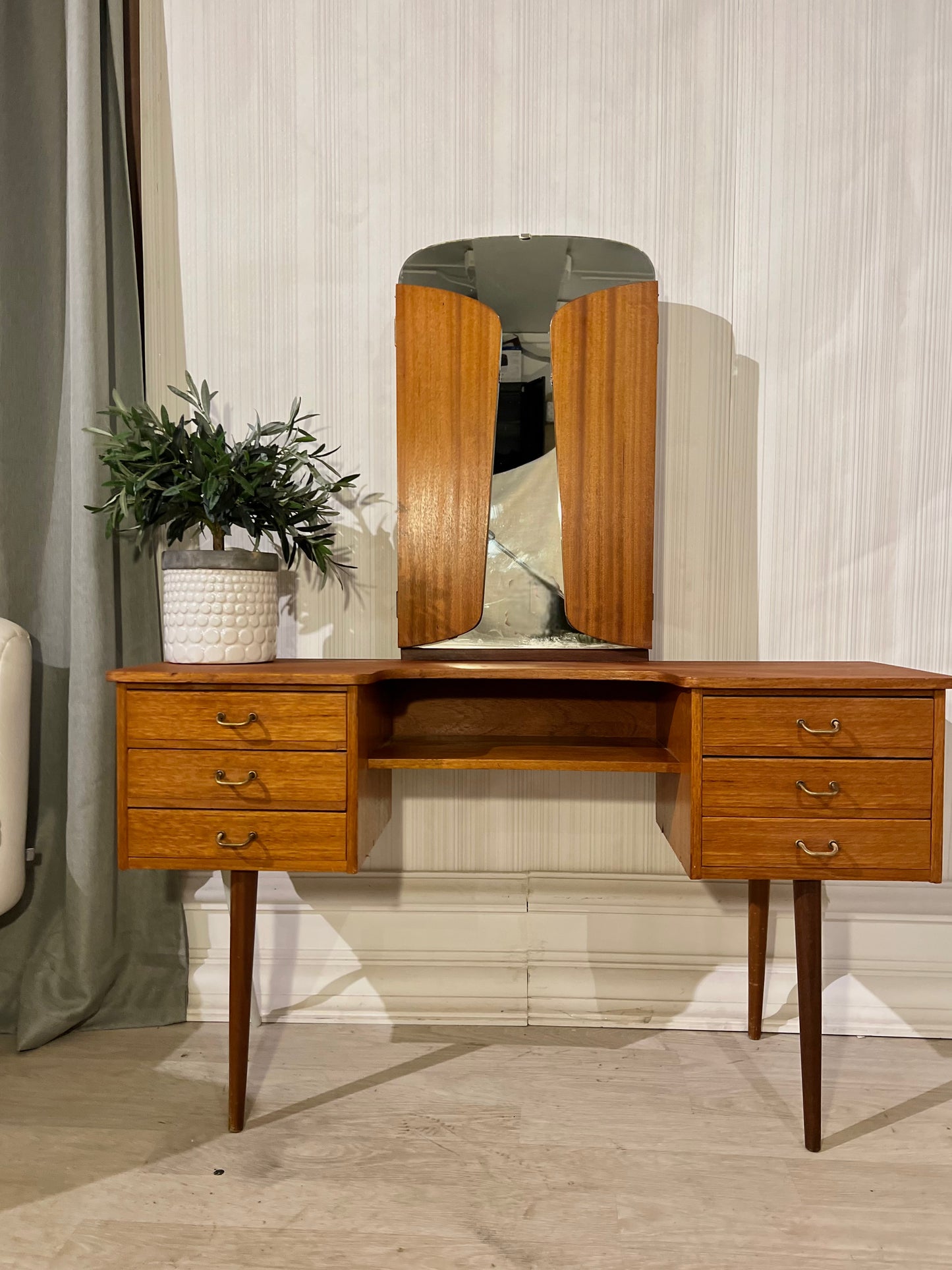Sminkebord Teak - Kvalitetsbrukt Møbel fra Hjembruket AS på Hjembruket