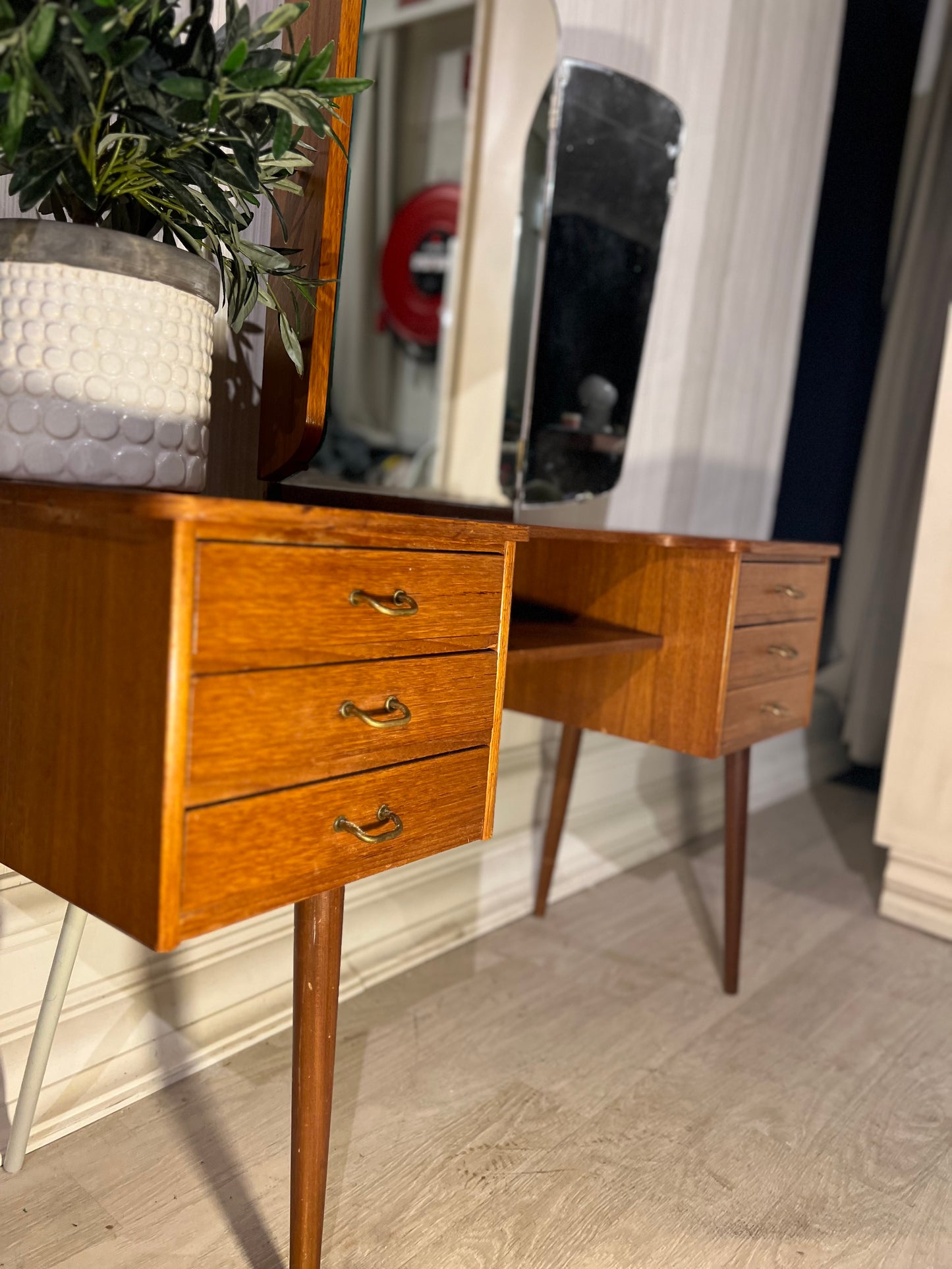 Sminkebord Teak - Kvalitetsbrukt Møbel fra Hjembruket AS på Hjembruket