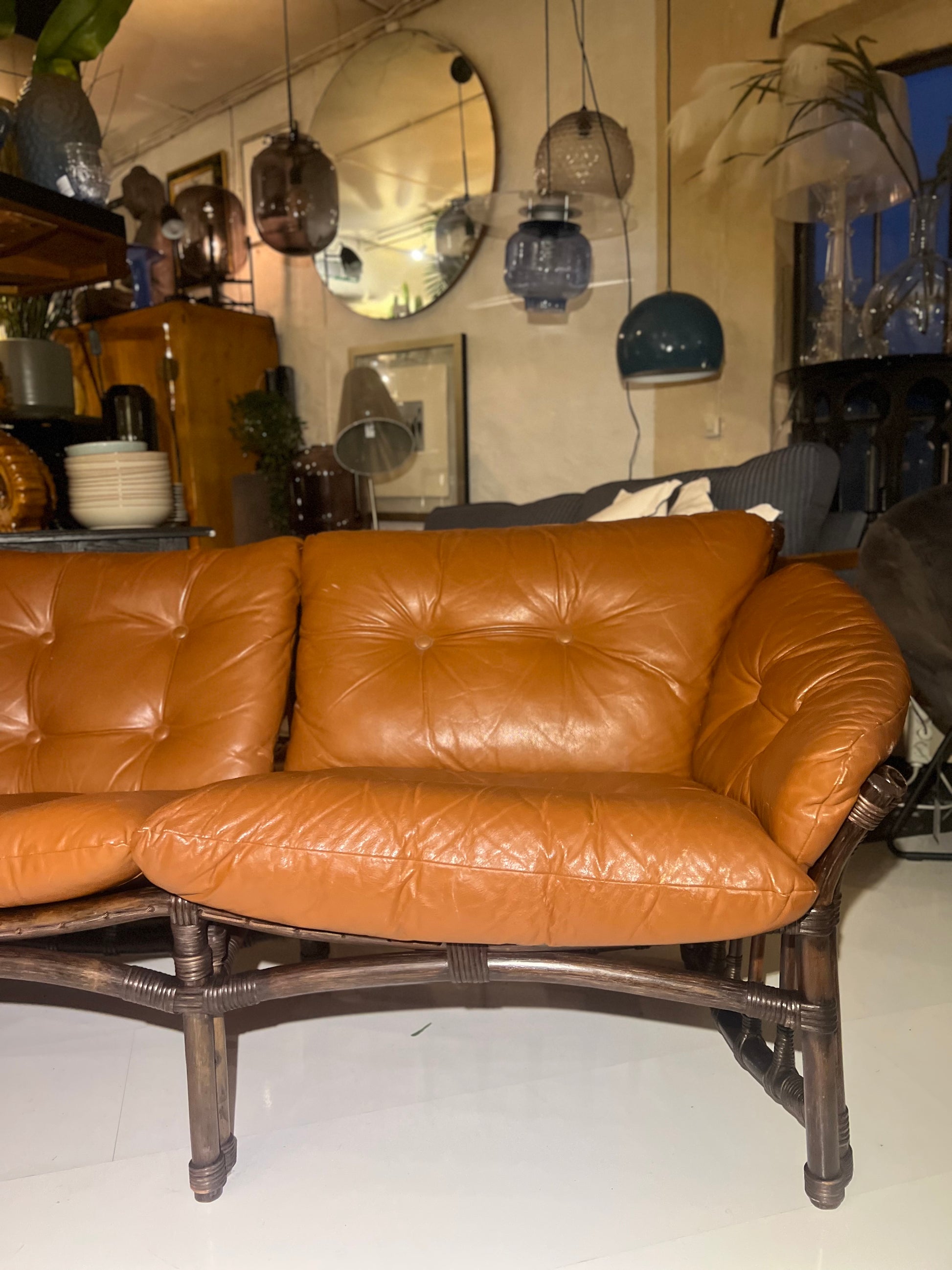 Vintage sofa - Skinn/ bambus - Kvalitetsbrukt Møbel fra Hjembruket AS på Hjembruket