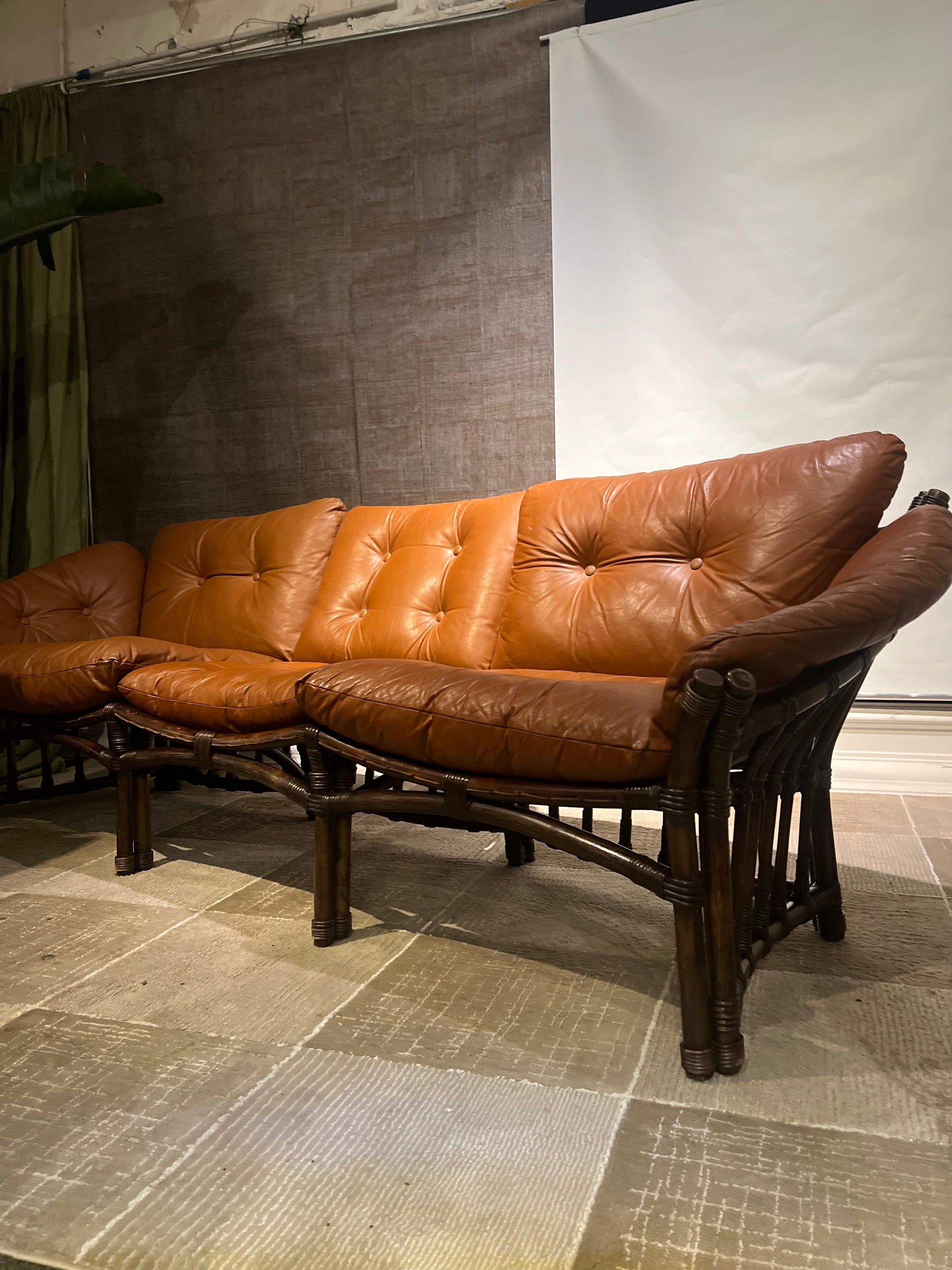 Mid Century skinnsofa - Kvalitetsbrukt Møbel fra Hjembruket AS på Hjembruket