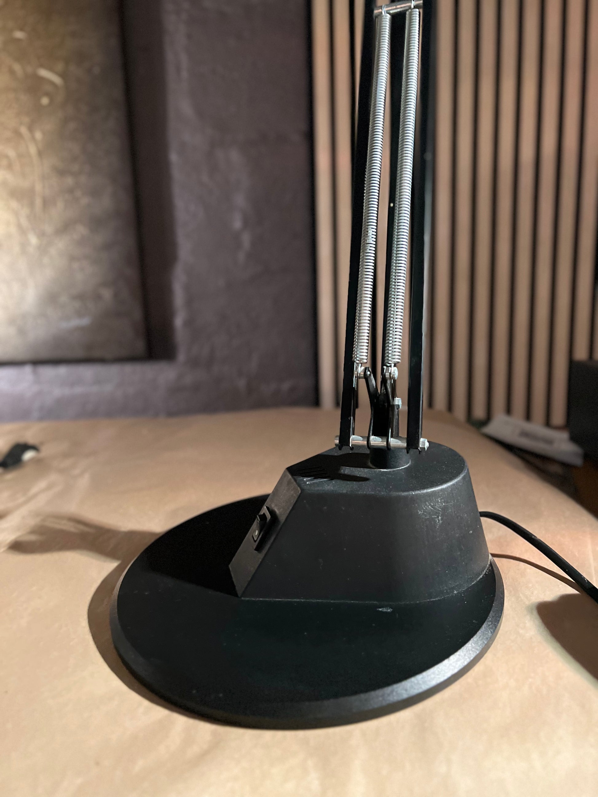 Skrivebordslampe Luxo L2001 / H50 - Kvalitetsbrukt Møbel fra Hjembruket AS på Hjembruket