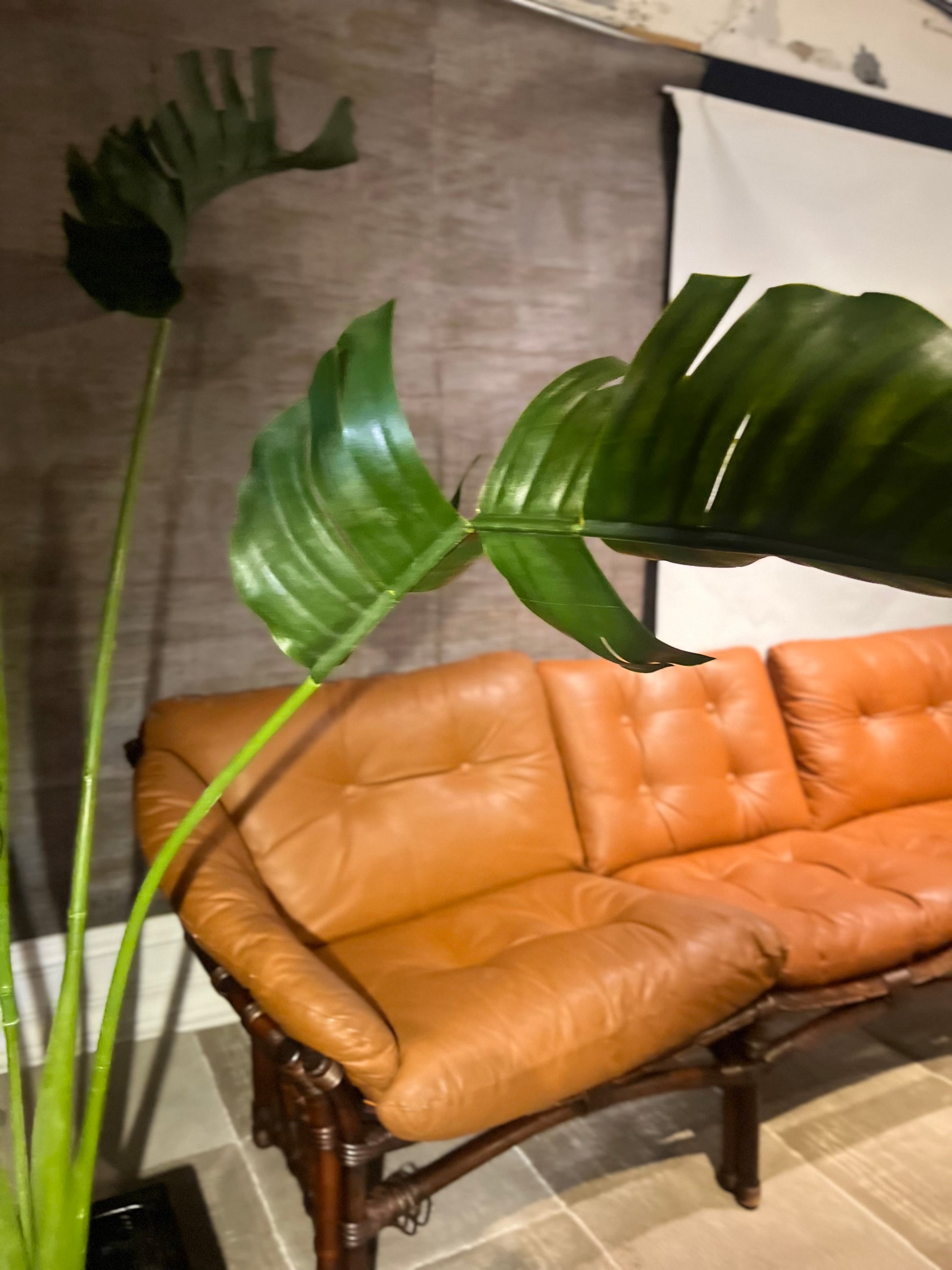Mid Century skinnsofa - Kvalitetsbrukt Møbel fra Hjembruket AS på Hjembruket