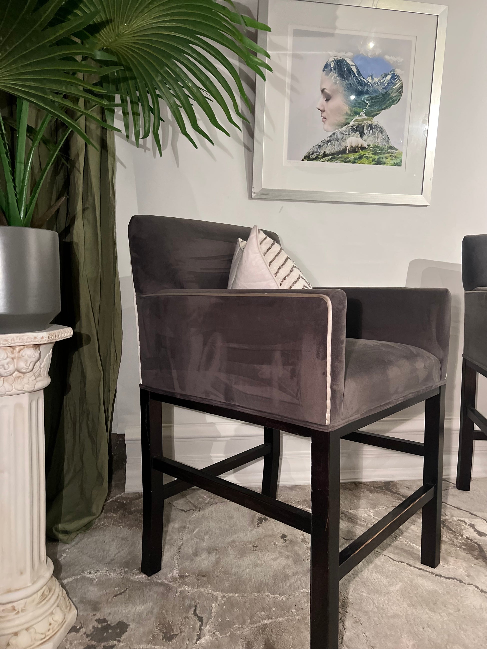 Eksklusive barstoler - Eik/ kort velour - Kvalitetsbrukt Møbel fra Hjembruket AS på Hjembruket