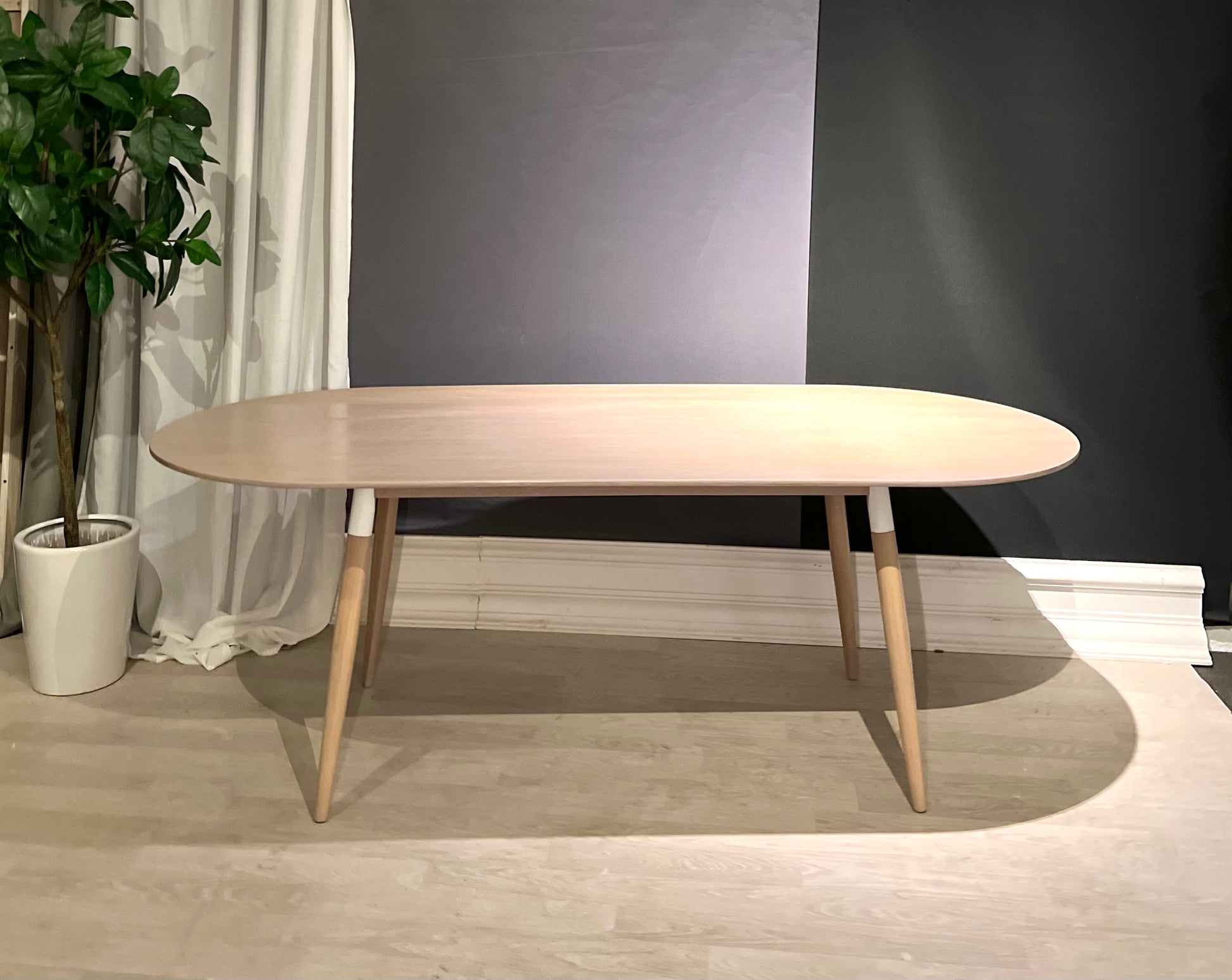 Spisebord Eik - Elipse - Kvalitetsbrukt Møbel fra Hjembruket AS på Hjembruket