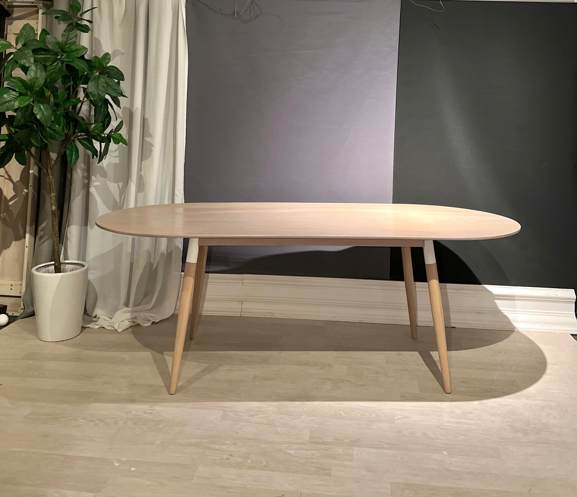 Spisebord Eik - Elipse - Kvalitetsbrukt Møbel fra Hjembruket AS på Hjembruket