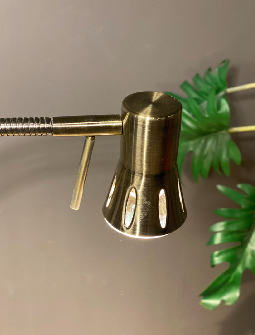 Stilren vintage stålampe - Kvalitetsbrukt Møbel fra Hjembruket på Hjembruket