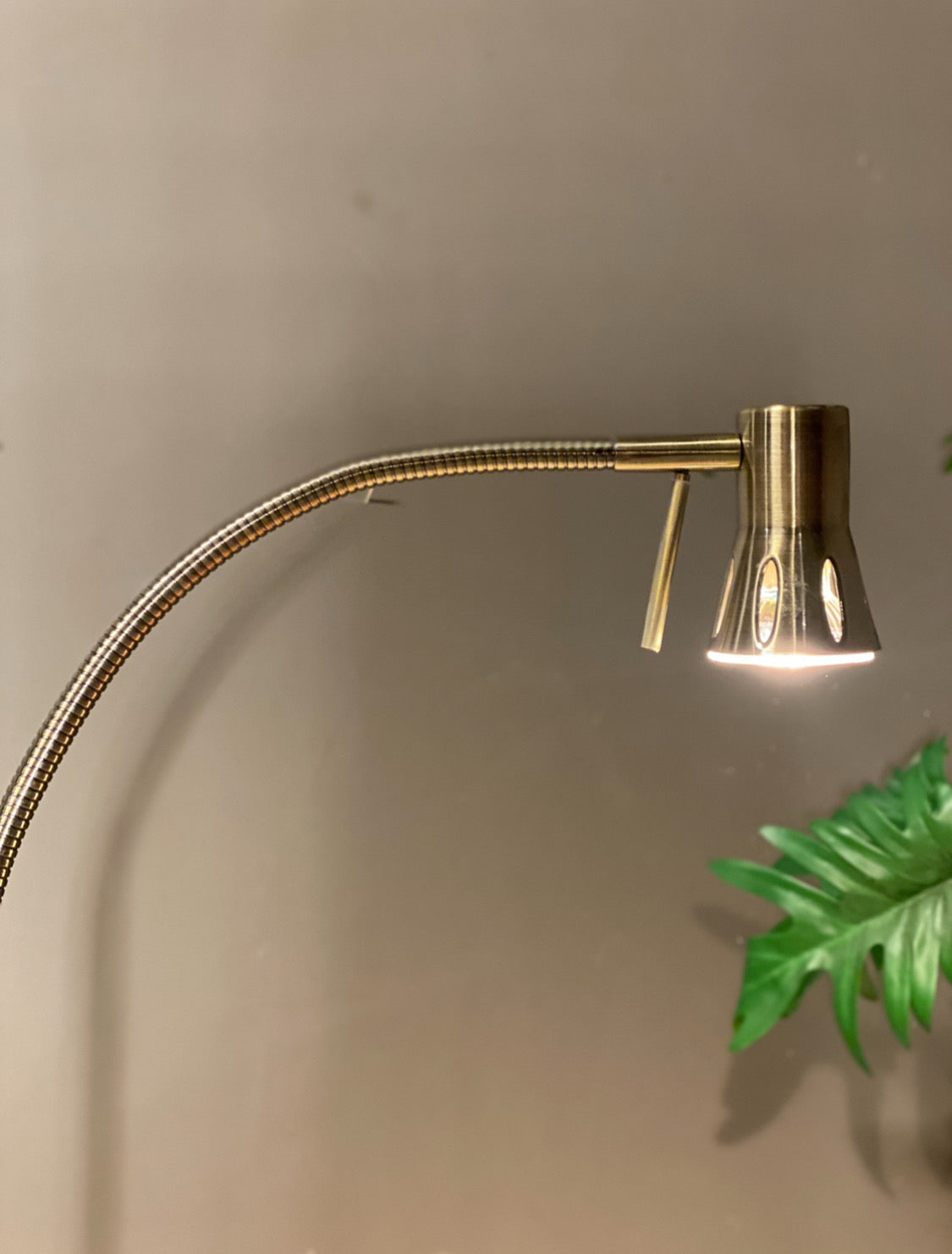 Stilren vintage stålampe - Kvalitetsbrukt Møbel fra Hjembruket på Hjembruket