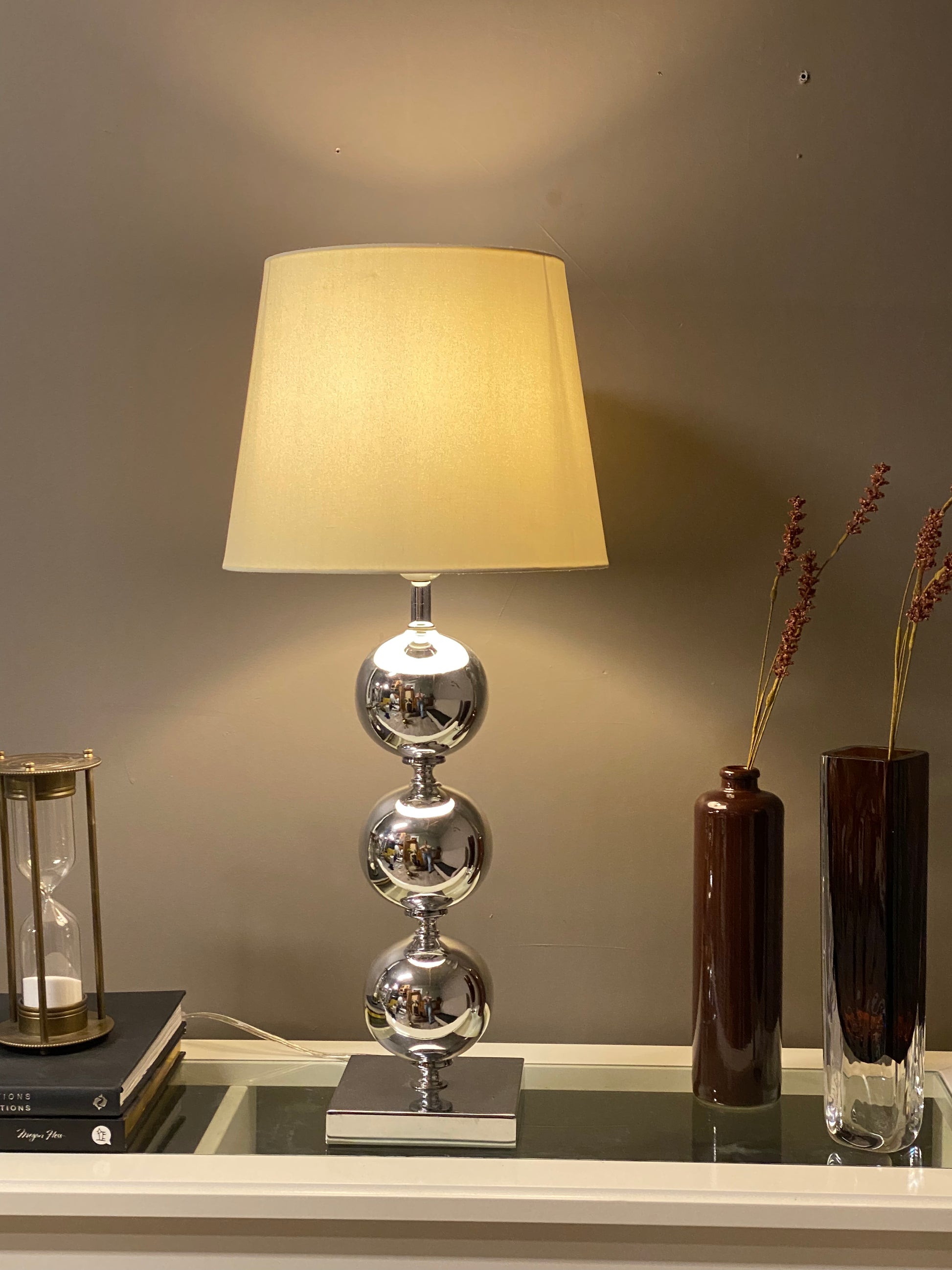 Elegant høy bordlampe - Kvalitetsbrukt Møbel fra Hjembruket på Hjembruket