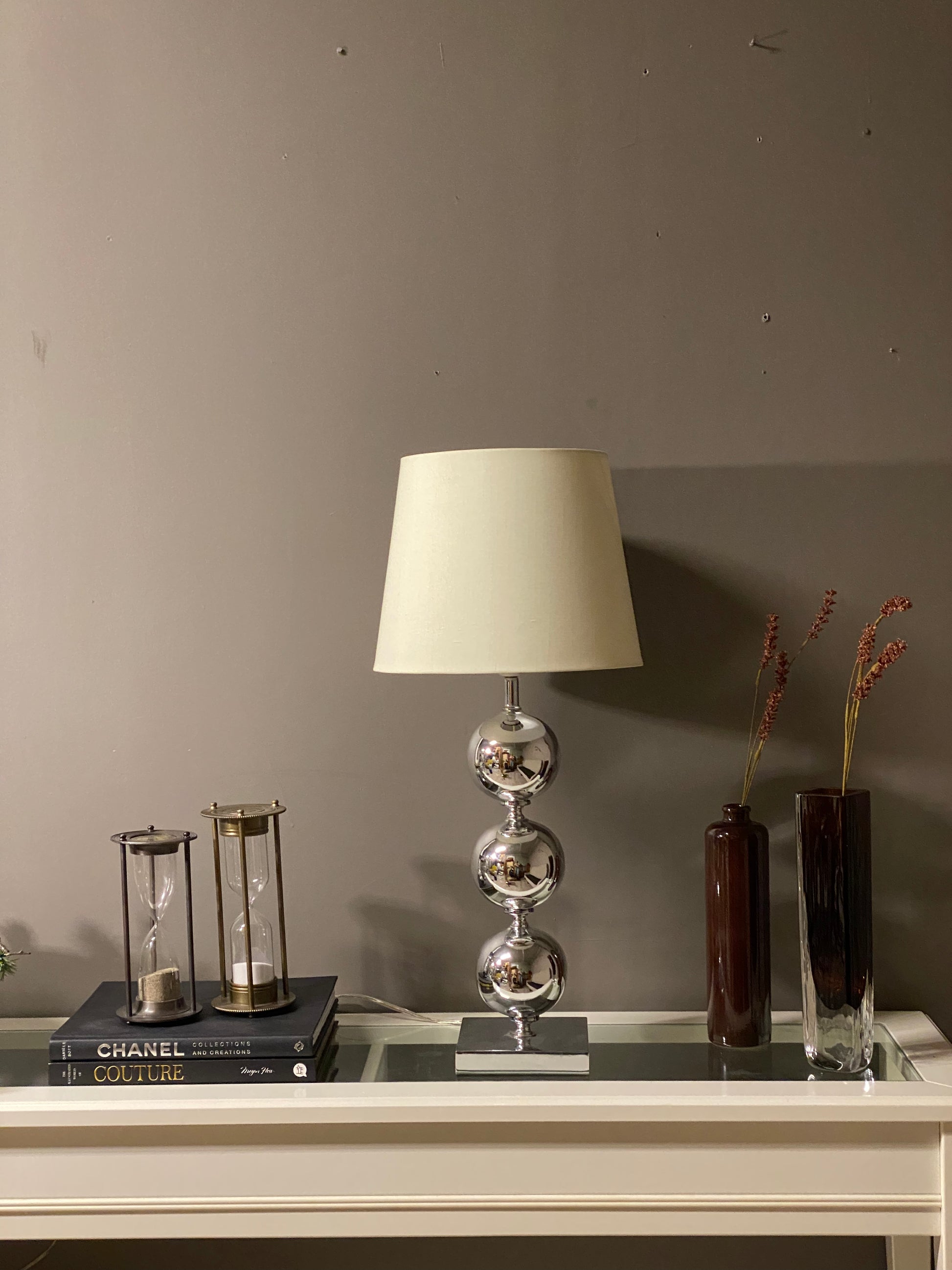 Elegant høy bordlampe - Kvalitetsbrukt Møbel fra Hjembruket på Hjembruket